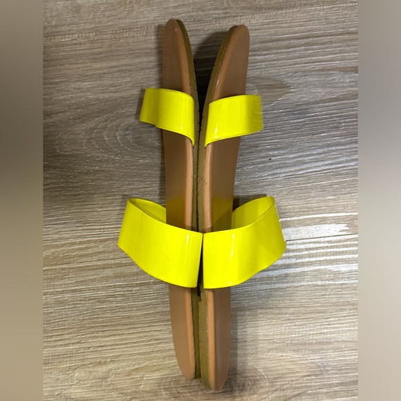 YELLOW SLIP ON SANDALS 🩴 - Picture 4 of 5
